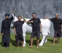 Villa Issi, Dedicado personal de la villa