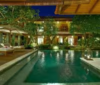 Villa Kinaree, Pool bei Nacht